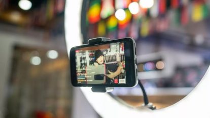 Celular em um suporte transmitindo uma live