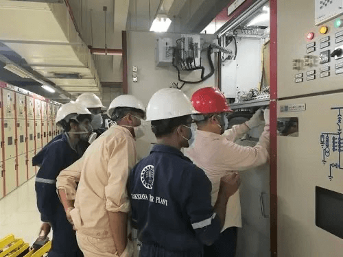 Os mecânicos da China e do Sri Lanka trabalhando na Usina Elétrica de Lakvijaya