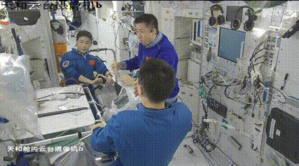 Liu Yang, astronauta, tira o saco de lixo.