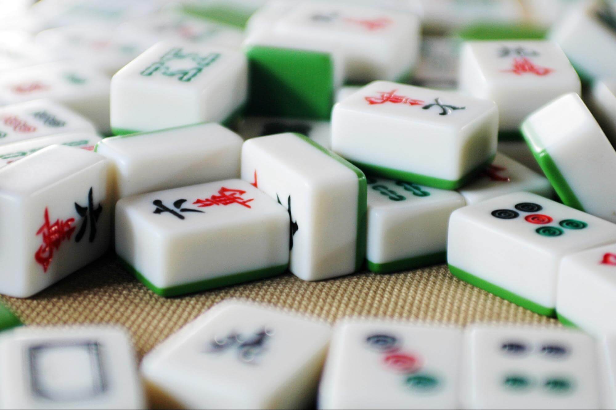 Cheio De Peças De Mahjong O Jogo Japonês Coreano Chinês No