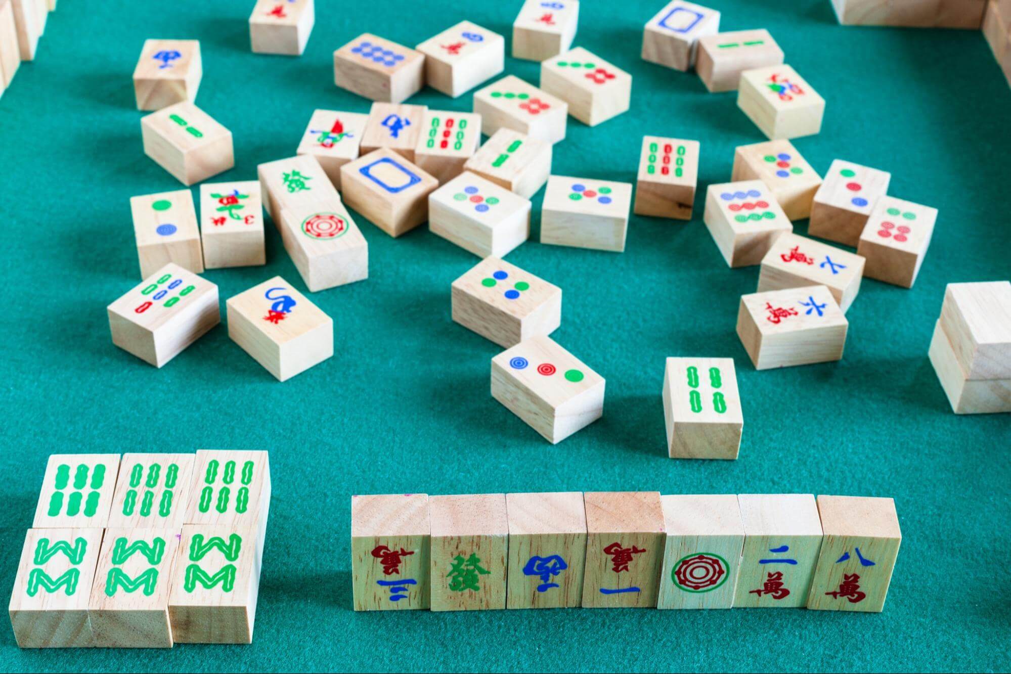 Mahjong tradicional chinês que joga cartas com 2 cubos para o