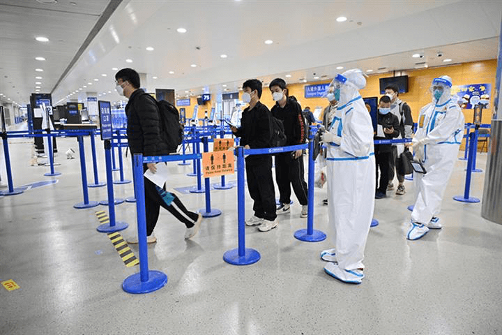 ​​​​​​China reduz período de quarentena para viajantes internacionais 