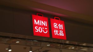 Ações da Miniso despencam após anúncio de compra de participação majoritária na Yonghui por US$ 891 milhões