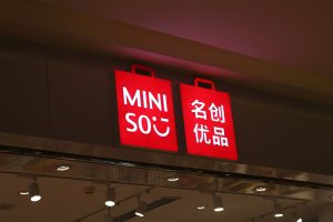 Ações da Miniso despencam após anúncio de compra de participação majoritária na Yonghui por US$ 891 milhões