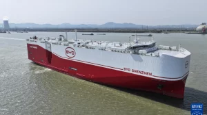 Navio da BYD, o maior do mundo, inicia viagem ao Brasil com veículos da montadora