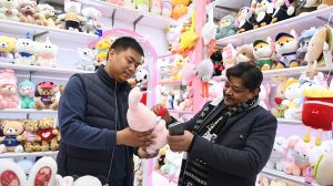 Apesar da guerra tarifária, Yiwu se fortalece como polo global de exportação de produtos sazonais