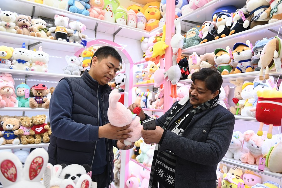 Apesar da guerra tarifária, Yiwu se fortalece como polo global de exportação de produtos sazonais