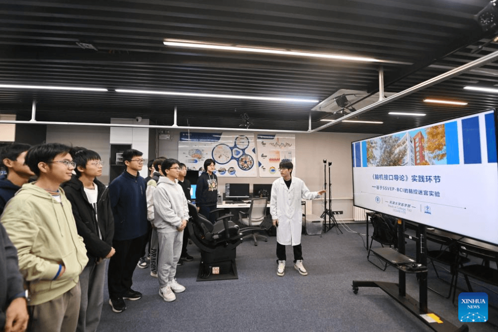 China avança em tecnologia de interface cérebro-computador com foco em reabilitação e inovação médica