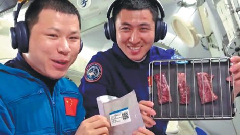 Astronautas chineses no espaço