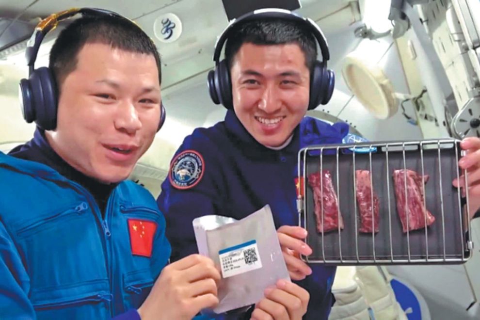 Astronautas chineses no espaço