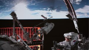 Astronautas realizam testes no espaço