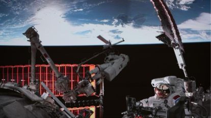 Astronautas realizam testes no espaço