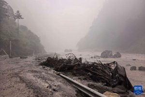 Deslizamento Nepal e China