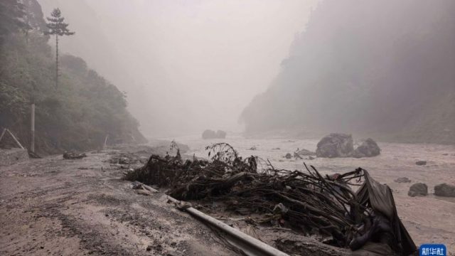 Deslizamento Nepal e China